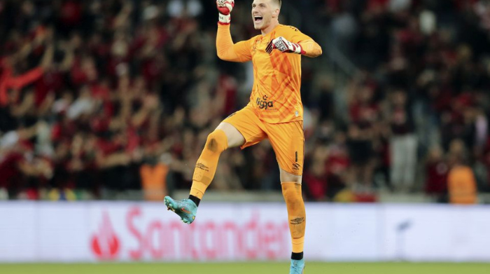 chelsea moves on paranaense goalkeeper bento